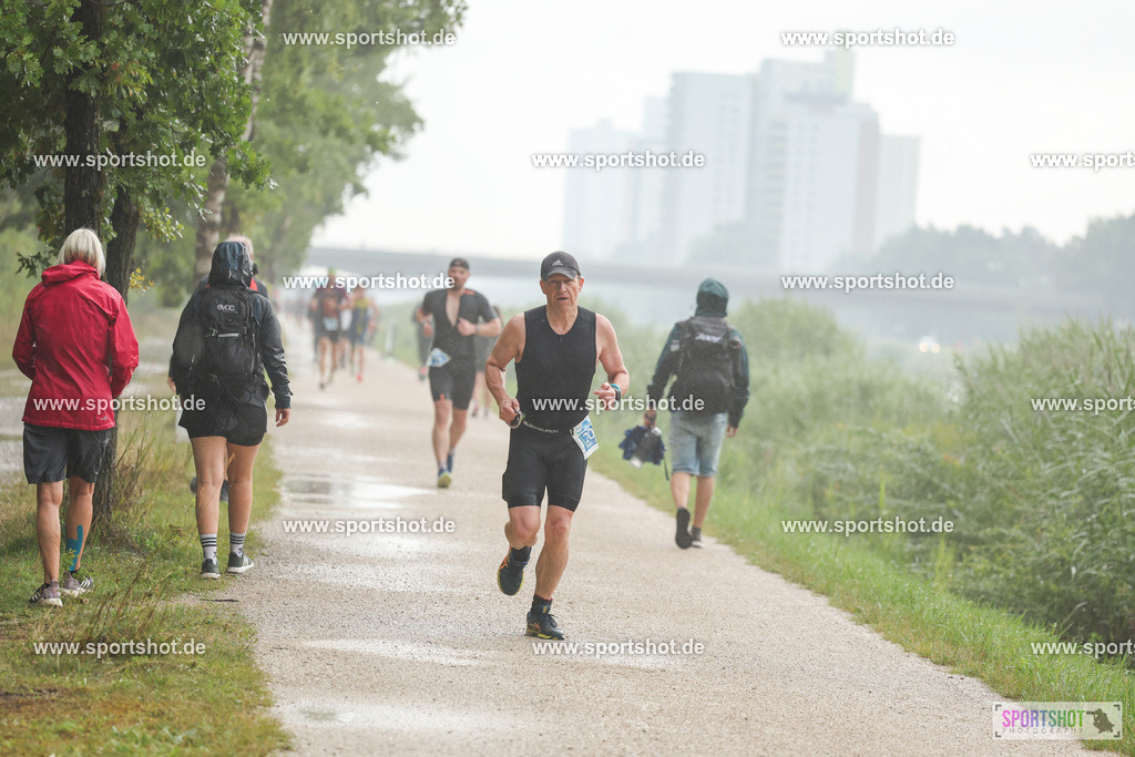 LUR_1031 | 34. M-net Erlanger Triathlon 2025 #erlangertriathlon  #mnettriathlon2025 #mnettriathlon #team #olympischedistanz #mitteldistanz #triathlon #maindonaukanal  #erlangertriathlon2025 #yourpictrs #tv1848 #tv1848erlangen  #triathlonbayern #sportinerlangen #demsportverbunden #sportshot_your_pictrs Copyright: www.sportshot.de