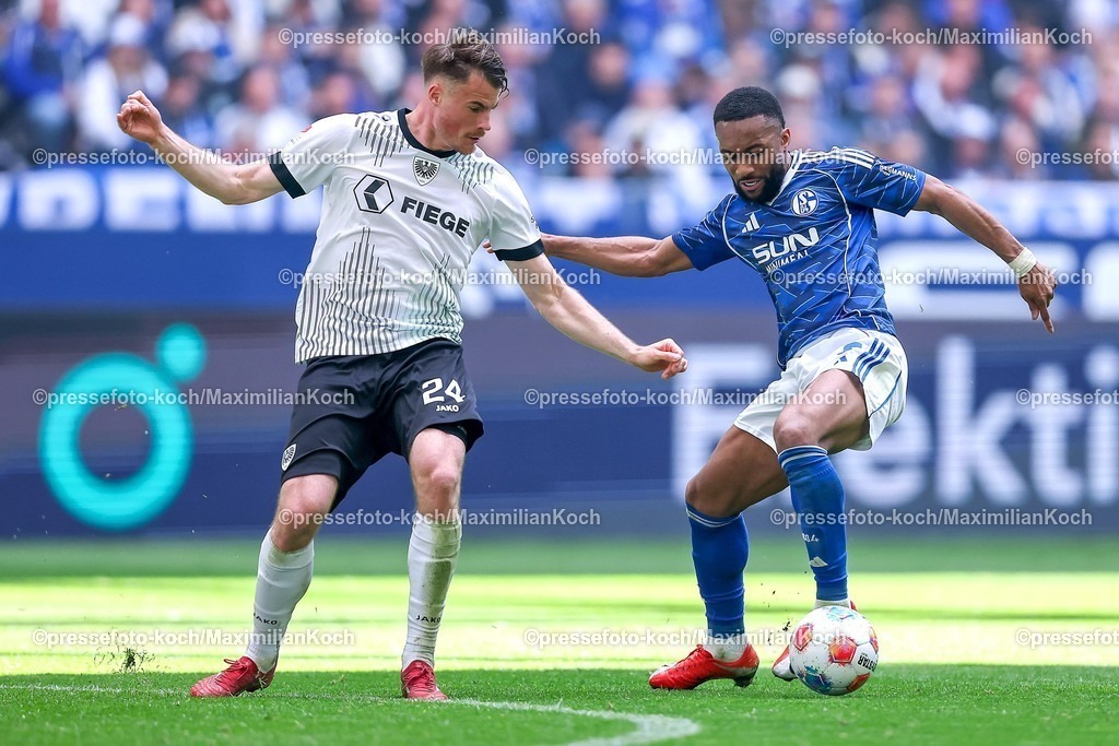 S0419042601062 | 19.04.2026, Fußball, FC Schalke 04 - SC Preußen Münster, 30. Spieltag, 2. Fußball Bundesliga, Veltins-Arena Gelsenkirchen, Saison 2025 2026: Niko Koulis&nbsp;(Preussen Muenster #24) im Zweikampf gegen  Moussa Sylla&nbsp;(Schalke04 #09)  DFB regulations prohibit any use of photographs as image sequences and or quasi-video.