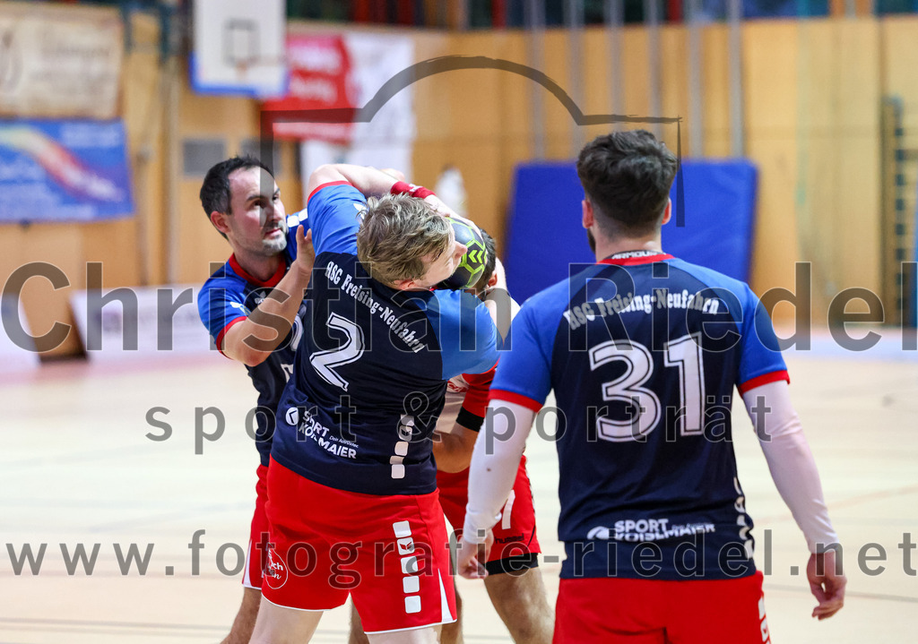 2022-09-24_053_SpVgg_Altenerding_gegen_HSG_Freising-Neufahrn | Erding, Deutschland, 24.09.2022:
Handball, Bezirksoberliga Männer 2022 / 2023, 2. Spieltag, SpVgg Altenerding gegen HSG Freising-Neufahrn, Endergebnis: 18:26

Tobias Kapser (HSG Freising-Neufahrn, #22), Benjamin Moses Becker (HSG Freising-Neufahrn, #2), Simon Dybilasz (SpVgg Altenerding, #7), Petrit Guri (HSG Freising-Neufahrn, #31)

Foto: Christian Riedel / fotografie-riedel.net