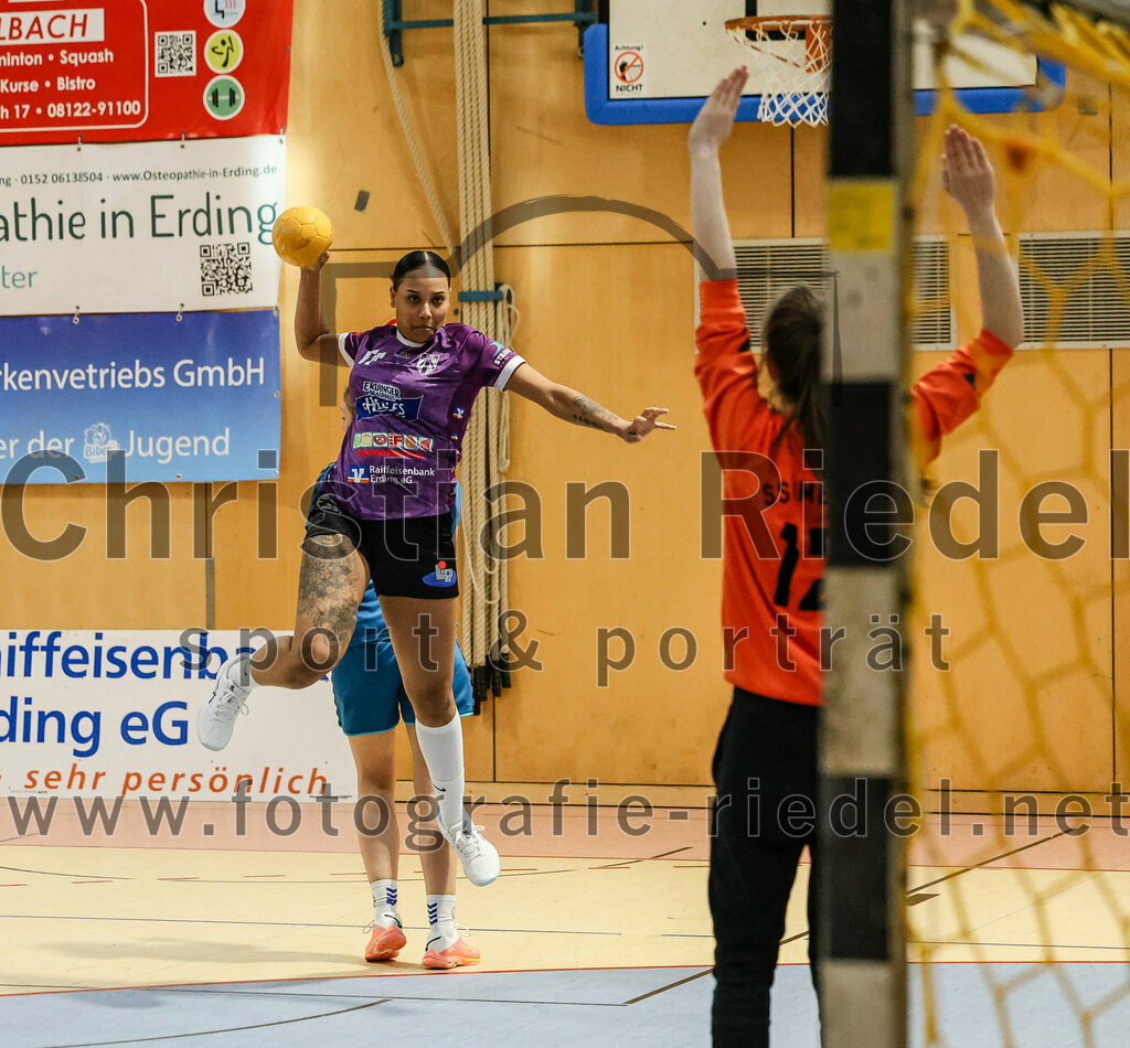 2024-02-24_037_SpVgg_Altenerding_gegen_SSG_Metten_Frauen | Erding, Deutschland, 24.02.2024:
Handball, Bezirksoberliga Frauen Altbayern 2023 / 2024, 15. Spieltag, SpVgg Altenerding gegen SSG Metten, Endergebnis: 32:28

Nikayla Alston (SpVgg Altenerding, #11), Tanja Kraus (SSG Metten, #12)

Foto: Christian Riedel / fotografie-riedel.net