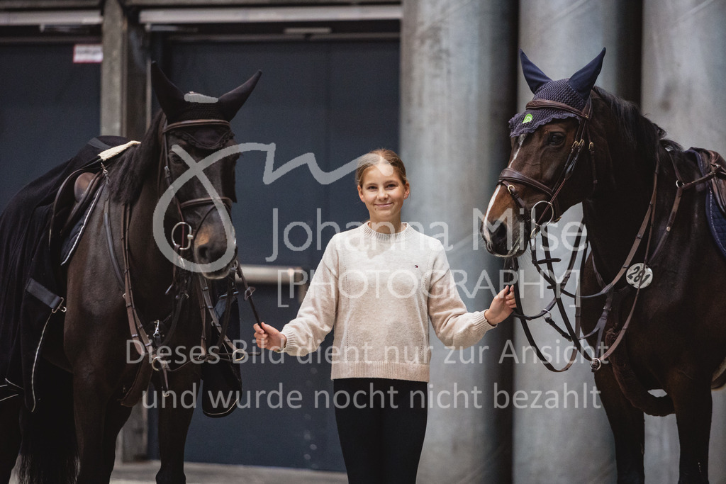 231028_Oldenburg_S1-Spr_Amateure-102 | Deine schönsten Turniermomente als professionelle Fotos! Entdecke hochwertige Pferdesport-Fotografie im Online-Shop. Jetzt Fotos finden & bestellen!