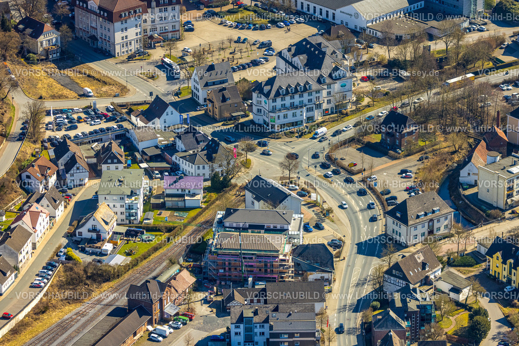 Sundern250304542 | Luftbild, Bahnhof und Ende der Bahnlinie, Kreuzung Hauptstraße mit Sunderland Hotel, Baustelle mit Neubau an der Kleinbahnstraße, Sundern, Sauerland, Nordrhein-Westfalen, Deutschland