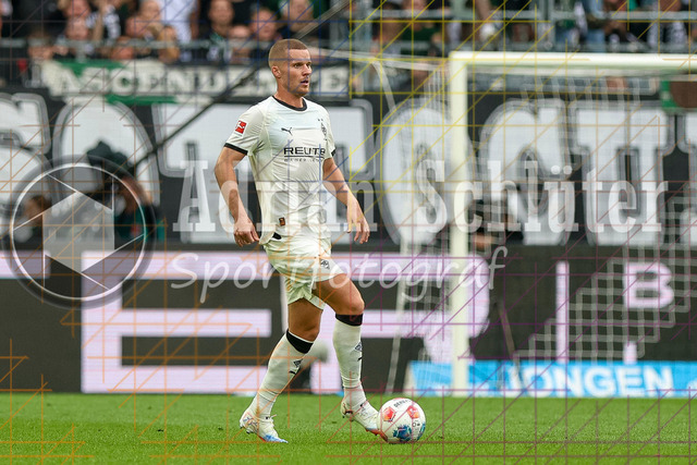 Borussia Mönchengladbach vs SV Werder Bremen - Bundesliga  | Mönchengladbach, Deutschland, 14.09.25:   Nico Elvedi (Borussia Mönchengladbach) in Aktion am Ball, Einzelaktion waehrend des Spiels der Bundesliga zwischen Borussia Mönchengladbach vs SV Werder Bremen im Stadion im Borussia Park(Foto von Brauer-Fotoagentur / Adrian Schlueter)