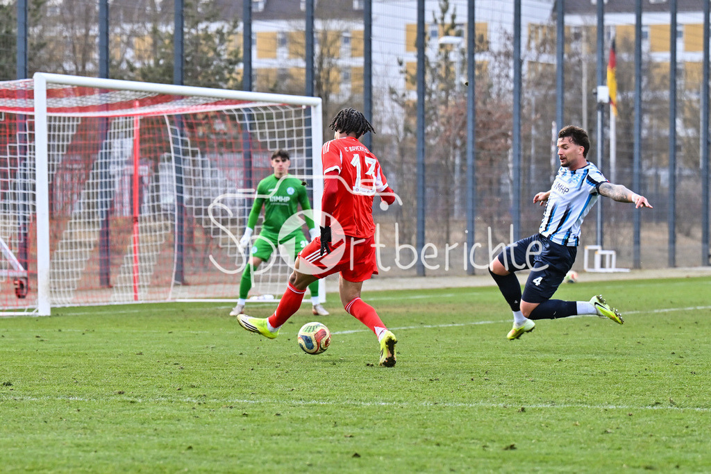 FC Bayern Amateure - Stuttgarter Kickers | MUNICH, GERMANY - 07. FEBRUARY: im Duell Milan PETROVIC (Stuttgarter Kickers 4) und Julien YANDA (FC Bayern München II 13) während dem Testspiel zwischen den Amateuren des FC Bayern und den Stuttgarter Kickers am FC Bayern Campus