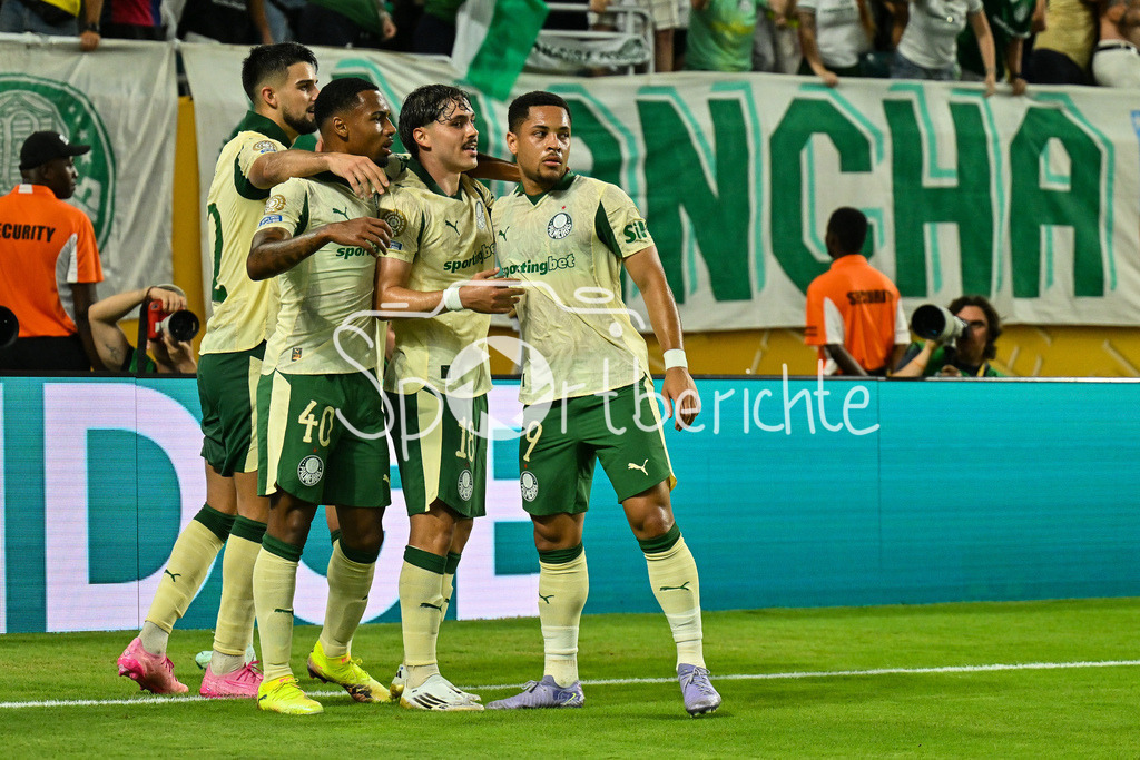 Inter Miami CF - Palmeiras Sao Paulo | Jubel der Brasilieaner nach dem Treffer zum 2-2 Ausgleich durch MAURICIO (Palmeiras 18) / Tor / Torschuetze / Freude / Happy / FIFA Club World Cup: Inter Miami CF - Palmeiras Sao Paulo, Hard Rock Stadium am 23.06.2025 / NOT FOR SALE IN USA