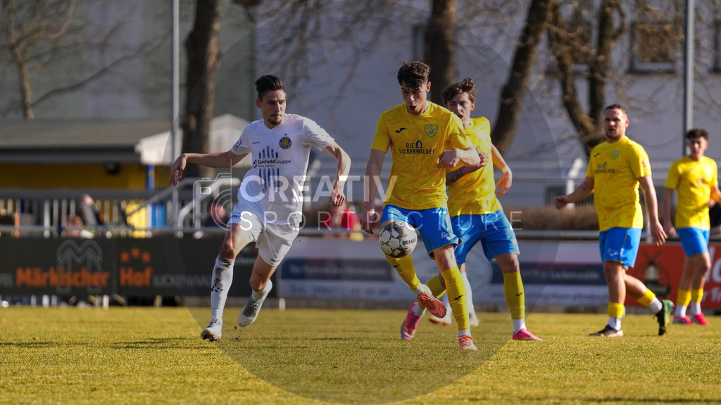 Fußball, Herren, Saison 2025/2026, Regionalliga Nordost, 24. Spieltag, FSV 63 Luckenwalde vs. 1.FC Lokomotive Leipzig, Samstag 28.02.2026, Werner-Seelenbinder-Stadion Luckenwalde, | Fußball, Herren, Saison 2025/2026, Regionalliga Nordost, 24. Spieltag, FSV 63 Luckenwalde vs. 1.FC Lokomotive Leipzig, Samstag 28.02.2026, Werner-Seelenbinder-Stadion Luckenwalde, Im Bild: Alexander Siebeck (l. Leipzig) und Tim Maciejewski (r. Luckenwalde) - Realisiert mit Pictrs.com