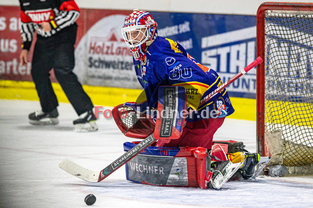 Achtelfinale Spiel 2 EC Peiting vs ESC Wohnbau Moskitos Essen | Eishockey Oberliga Süd Playoffs 2023/2024, Achtelfinale Spiel 2 EC Peiting vs ESC Wohnbau Moskitos Essen, 20240305,
Konrad FIEDLER (ECP Goali 30) in Aktion,
2024-03-05 in Peiting (Eisstadion)
30 Konrad FIEDLER (ECP Goali 30)
Copyright: WolfgangxLindner foto-lindner.de
