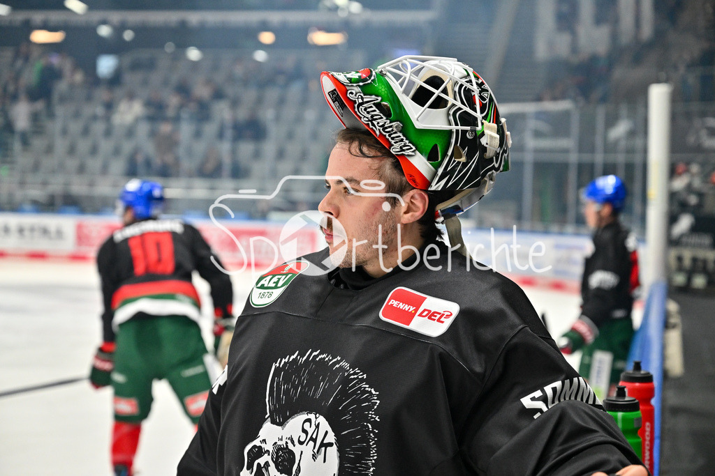 Augsburger Panther - Löwen Frankfurt | Das warmup beider Mannschaften / im Bild Strauss MANN (Augsburger Panther #38) / DEL: Augsburger Panther - Löwen Frankfurt, Curt Frenzel Stadiom am 11.10.2024