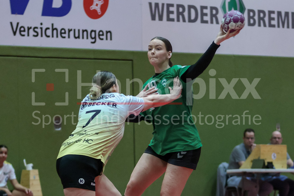 Handball, 2. Bundesliga Frauen, SV Werder Bremen - Bergischer HC | v.li.: Henriette Clauberg (Bergischer HC, 7) und Mathilda Häberle (SV Werder Bremen, 19) im Zweikampf, Duell, Spielszene, Aktion, Action