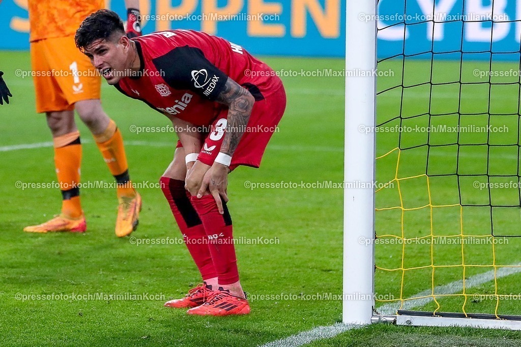 BVB10012502328 | 10.01.2025, Fußball, Borussia Dortmund - Bayer 04 Leverkusen, 1. Fußball Bundesliga, 16. Spieltag, Signal Iduna Park, Saison 2024 2025: Piero Hincapie (Bayer04 Leverkusen #3) mit Schmerzen am KnieDFB regulations prohibit any use of photographs as image sequences and or quasi-video.