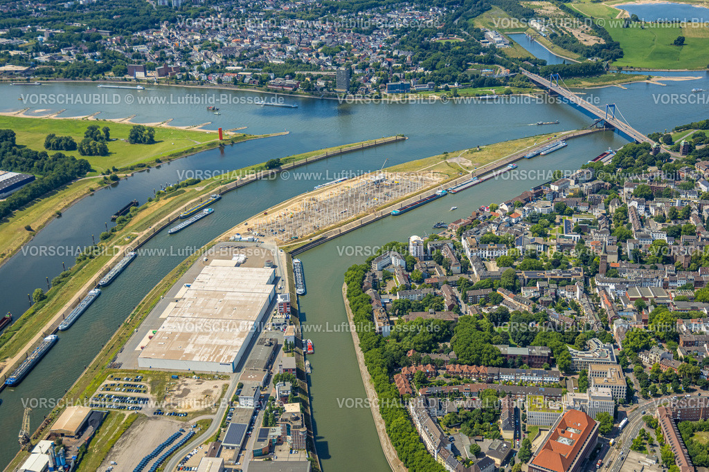 Duisburg250703195Nord | Luftbild, Mercatorinsel Binnenschifffahrt auf Vinckekanal und Hafenkanal, Stangenwald-Baustelle mit Logistik-Halle Neubau, Fluss Rhein und Friedrich-Ebert-Brücke, Ruhrort, Duisburg, Ruhrgebiet, Nordrhein-Westfalen, Deutschland