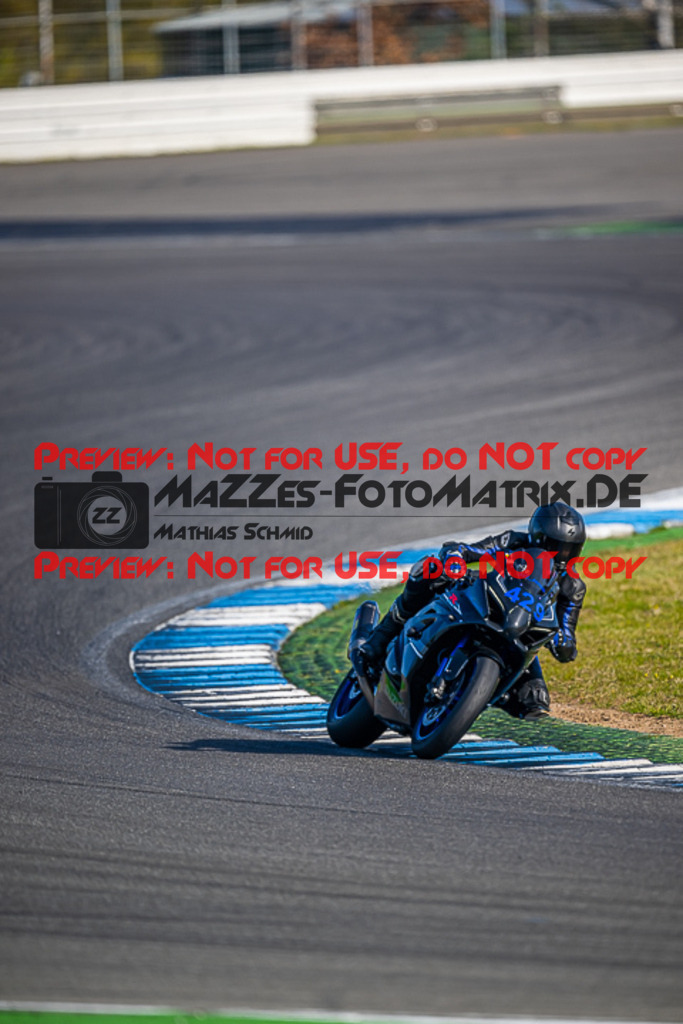 MaZZes_FotoMatrix_230410_2140 | WEISS