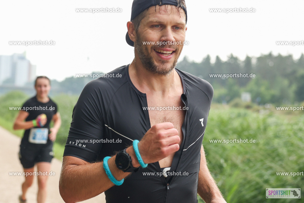 LUR_1636 | 34. M-net Erlanger Triathlon 2025 #erlangertriathlon  #mnettriathlon2025 #mnettriathlon #team #olympischedistanz #mitteldistanz #triathlon #maindonaukanal  #erlangertriathlon2025 #yourpictrs #tv1848 #tv1848erlangen  #triathlonbayern #sportinerlangen #demsportverbunden #sportshot_your_pictrs Copyright: www.sportshot.de