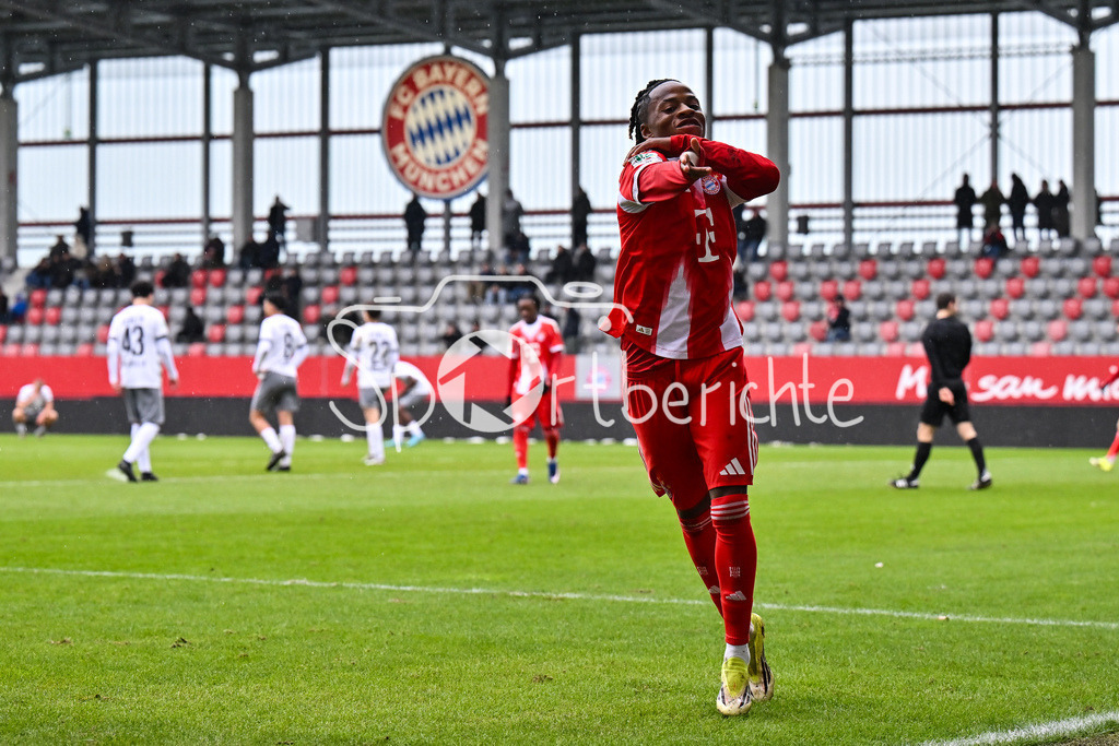 FC Bayern München - Berliner Athletik Klub | MUNICH, GERMANY - 21. FEBRUARY: Jubel der kleinen Bayern nach dem Treffer zum 5-1 durch Wisdom MIKE (FC Bayern München U19 11) / Tor / Torschuetze / Freude / Happy / während dem Spiel zwischen der U19 des FC Bayern München und der U19 des Berliner Athletik Klubs am 3. Spieltag der DFB-U19 Nachwuchsliga am FC Bayern Campus