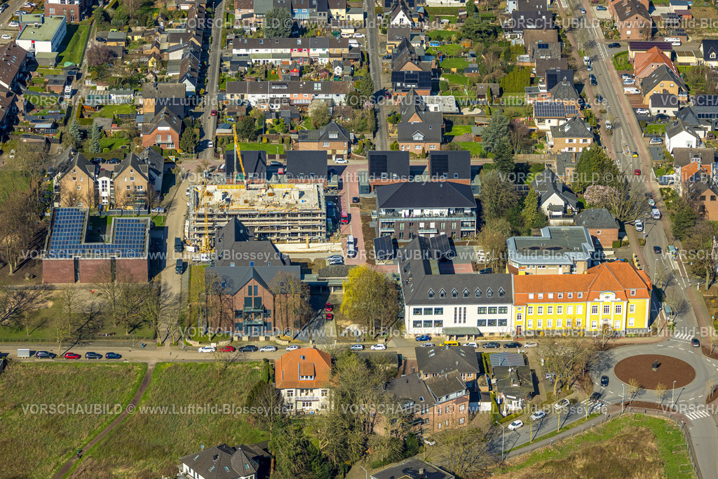 Rees240312645 | Luftbild, In der Innenstadt eine Baustelle mit Baukran und Neubau zwischen Hermann-Terlinden-Weg und Alter Schulhof, Neubau HPZ Heilpädagogisches Zentrum, LVR-HPH-Netz Niederrhein Seniorenheim Empeler Straße, Tagespflege Rees GmbH Altenpflege Sahlerstraße, Rees, Nordrhein-Westfalen, Deutschland