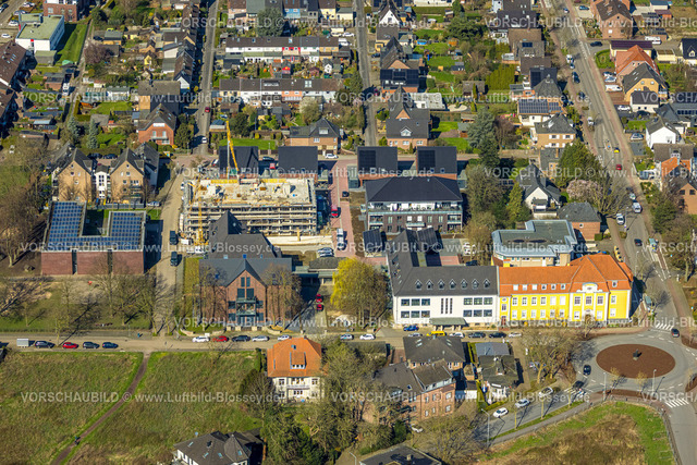 Rees240312645 | Luftbild, In der Innenstadt eine Baustelle mit Baukran und Neubau zwischen Hermann-Terlinden-Weg und Alter Schulhof, Neubau HPZ Heilpädagogisches Zentrum, LVR-HPH-Netz Niederrhein Seniorenheim Empeler Straße, Tagespflege Rees GmbH Altenpflege Sahlerstraße, Rees, Nordrhein-Westfalen, Deutschland