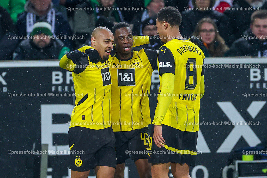 BMG07122401087 | 07.12.2024, Fußball, Borussia Mönchengladbach - Borussia Dortmund, 1. Fußball Bundesliga, Borussia-Park, Saison 2024 2025: Torjubel nach dem 1:0 durch Jamie Gittens (BVB #43) zusammen mit Donyell Malen (BVB #21) und Felix Nmecha (BVB #8)DFB regulations prohibit any use of photographs as image sequences and or quasi-video.