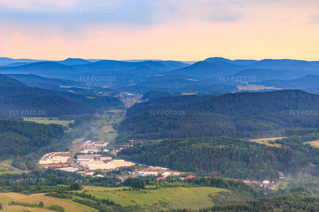 Luftbild: Ortsteil Reichenbach in Dahn im Bundesland Rheinland-Pfalz in Deutschland.Foto: IMG_29303.jpg vom 25.06.2010 durch Werner Riehm/FLY-FOTO.deAuflösung des Originals: 3595 x 2396 px