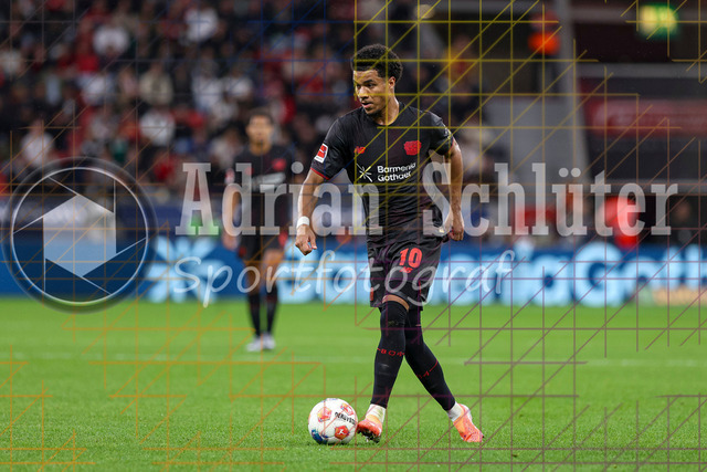 Bayer 04 Leverkusen vs Borussia Mönchengladbach - Bundesliga  | Leverkusen, Deutschland, 21.09.25:   Malik Leon Tillmann (Bayer 04 Leverkusen) in Aktion am Ball, Einzelaktion waehrend des Spiels der Bundesliga zwischen  Bayer 04 Leverkusen vs Borussia Mönchengladbach in der BayArena(Foto von Brauer-Fotoagentur / Adrian Schlueter)