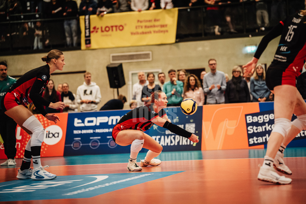 Volleyball | Frauen | Saison 2025/2026 | Volleyball Bundesliga | ETV Hamburger Volksbank Volleys vs. Ladies in Black Aachen | 29.10.2025 | Hannah Ammerman (#12, ETV Hamburger Volksbank Volleys) bei der Annahme