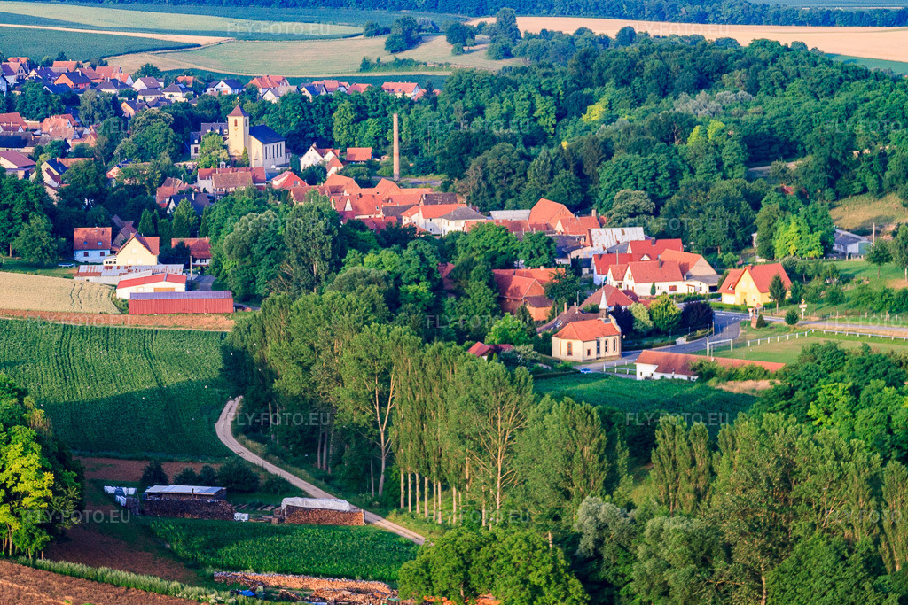 Vue aérienne: Rue de la Hte Vienne avec Terrain de football, Chapelle Saint-Antoine et Église Catholique St Michel à Neewiller-près-Lauterbourg dans le département Bas Rhin, France – .Photo: IMG_30632.jpg prise le 09/07/2010 par Werner Riehm/FLY-FOTO.eu – Résolution de l'original: 4492 x 2995 px