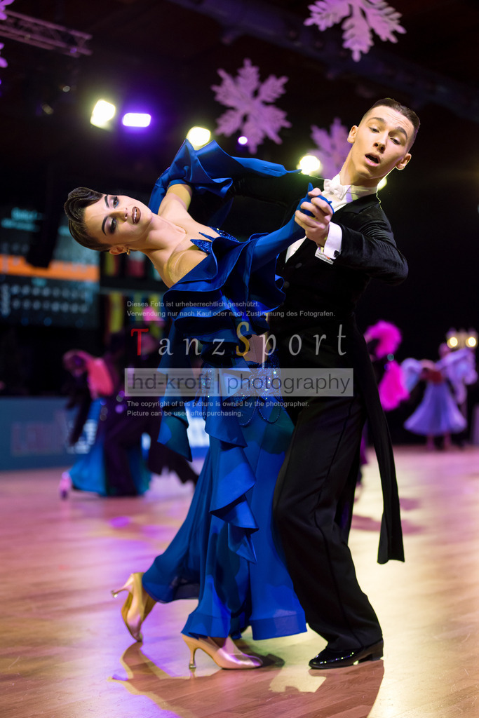 20241215_WDSF_Int_Open_Std-Riga-9156 | Tanzsportbilder, Standardtanz, Lateintanz, WDSF, DTV, LTVB, dancecomp, goc, hessen tanzt, blaues band der spree, walzer, tango, wiener walzer, slowfox, quickstepp, samba, rumba, cha-cha-cha, paso doble. jive, hd-kroft photography, turniertanzsport