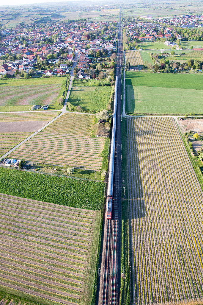 Luftbild: Regionalbahn in Alsheim im Bundesland Rheinland-Pfalz in Deutschland. – Foto: IMG_077630.jpg vom 23.04.2015 durch Werner Riehm/FLY-FOTO.de – Auflösung des Originals: 3648 x 5472 px