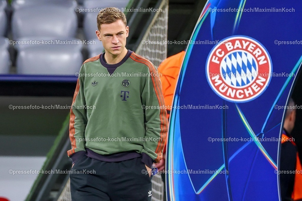 UCL22102501002 | 22.10.2025, Fußball, UEFA Champions League, FC Bayern München - Club Brügge, Allianz Arena, Saison 2025 2026: Joshua Kimmich&nbsp;(FC Bayern Muenchen #06)  bei der Platzbegehung vor dem SpielRegulations prohibit any use of photographs as image sequences and or quasi-video.
