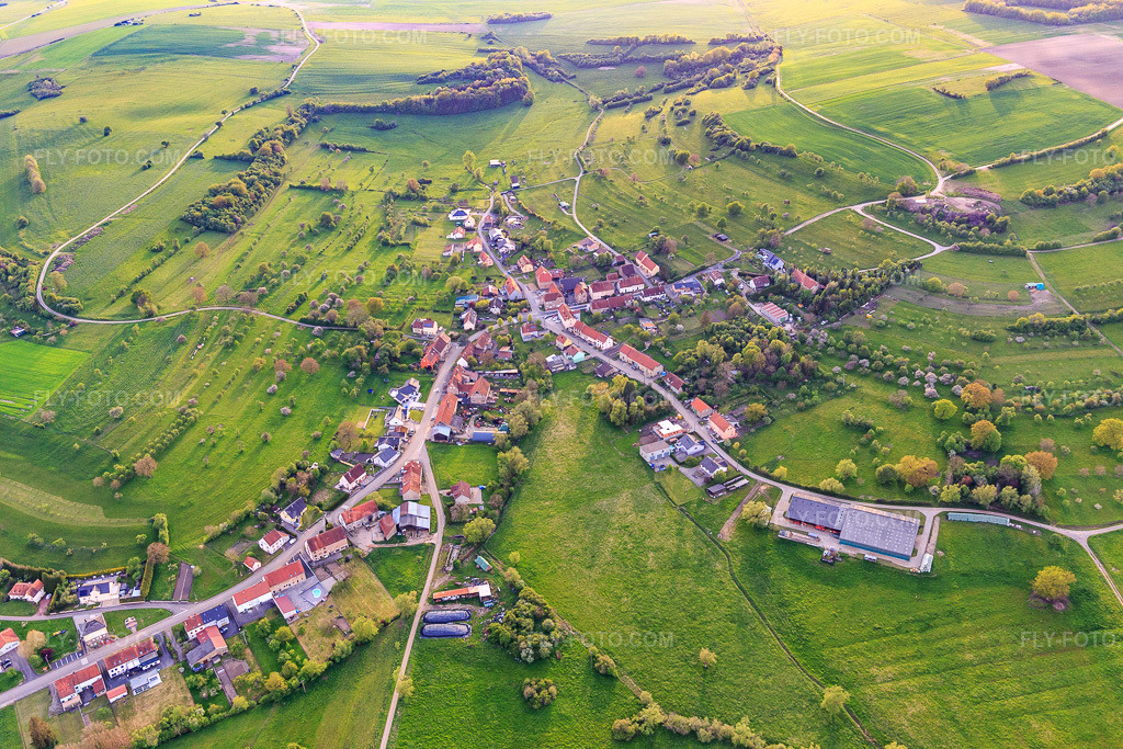 Aerial view: View of the town from the east in Erching in the state Moselle, France. – Photo: IMG_140459.jpg taken on 04/30/2024 by Werner Riehm/FLY-FOTO.com – Resolution of the original: 5472 x 3648 px