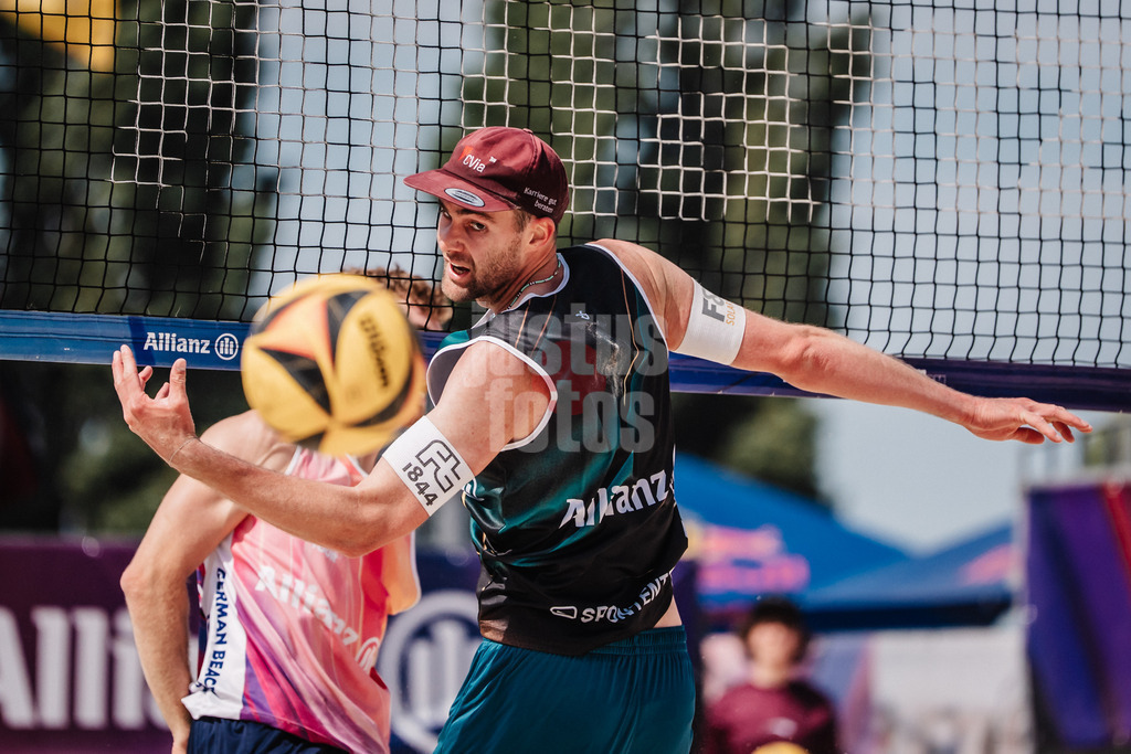 Beachvolleyball | Männer | Allianz German Beach Tour 2025 | Tourstop Bremen | 14.06.2025 | Manuel Harms schaut dem Ball hinter