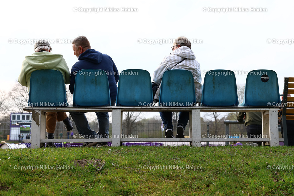 NH_VfRNeumuenster_PSVNeumuenster_FlensOberliga_15042026 | Fans beim Flens-Oberliga-Spiel zwischen dem VfR Neumünster und dem PSV Union Neumünster.Fußball I Herren I Flens Oberliga I Saison 2025-2026  I 19. Spieltag I VfR Neumünster - PSV Union Neumünster I 15.04.2026 I VfR Stadion HSP (Grümmi Arena)