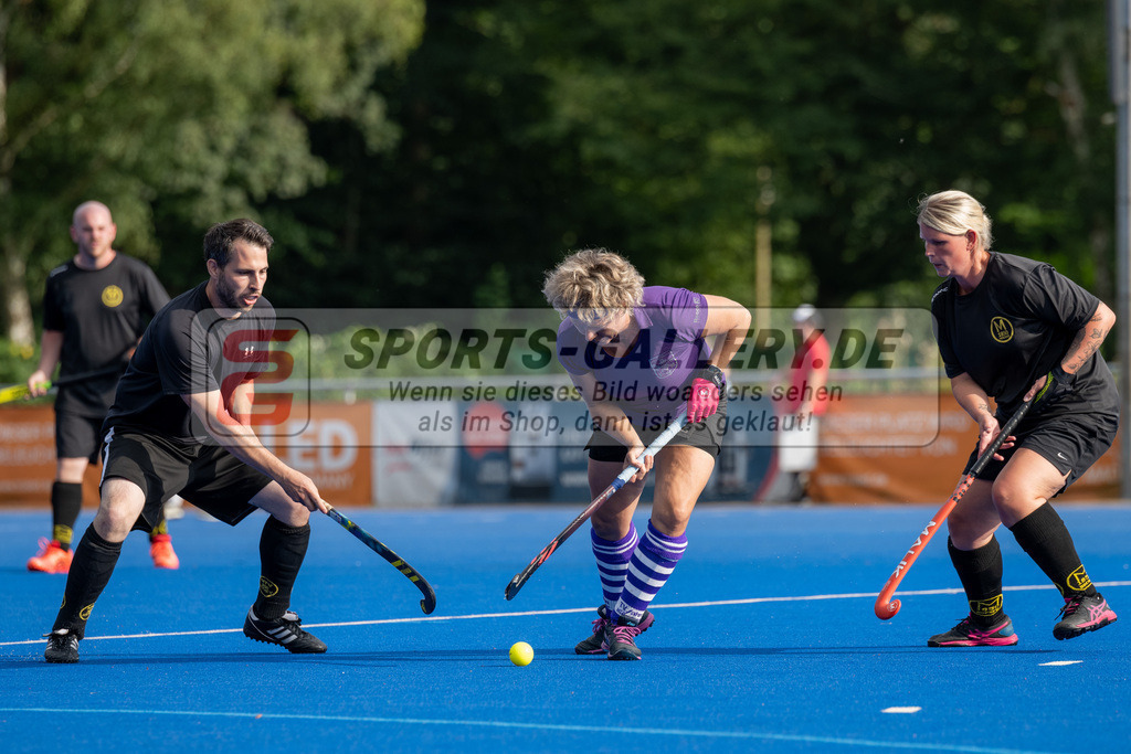 SFE_20240817_0184 | Krefeld, Deutschland, 17.08.2024:  European Cup for Recreational Hockey Players im KTHC Stadion Rot-Weiss Köln Tennis and Hockey Club am 17.08.2024 in Krefeld, Deutschland. (Foto von Stephan Fehrmann)Krefeld, Germany, 17.08.2024: European Cup for Recreational Hockey Players in KTHC Stadion Rot-Weiss Köln Tennis and Hockey Club at 17.08.2024 in Krefeld, Deutschland. (Foto from Stephan Fehrmann)