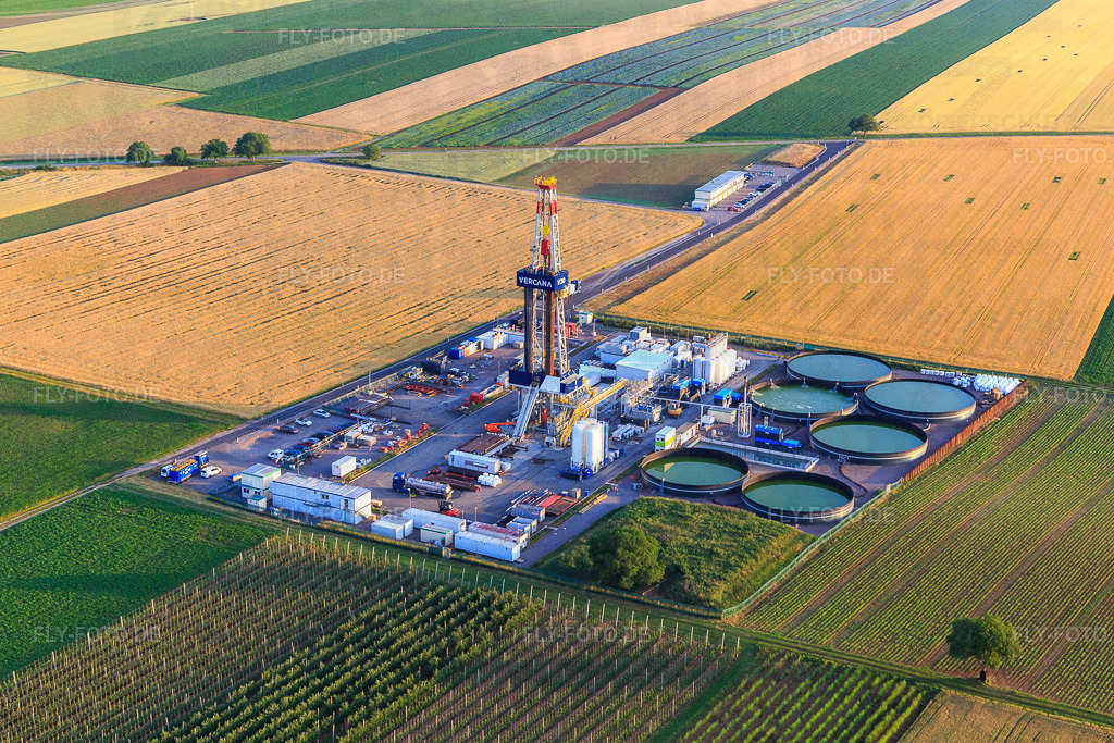 Bohrgelände des Tiefenbohrplatz V20 von Vercana GmbH für Vulcan Energy am Schleidberg zur Förderung von Geothermie und Lithium https://v-er.eu/ | Luftbild: Bohrgelände des Tiefenbohrplatz V20 von Vercana GmbH für Vulcan Energy am Schleidberg zur Förderung von Geothermie und Lithium https://v-er.eu/ in Insheim im Bundesland Rheinland-Pfalz in Deutschland. Foto: IMG_148274.jpg vom 17.06.2025 durch Werner Riehm/FLY-FOTO.de - Realisiert mit Pictrs.com