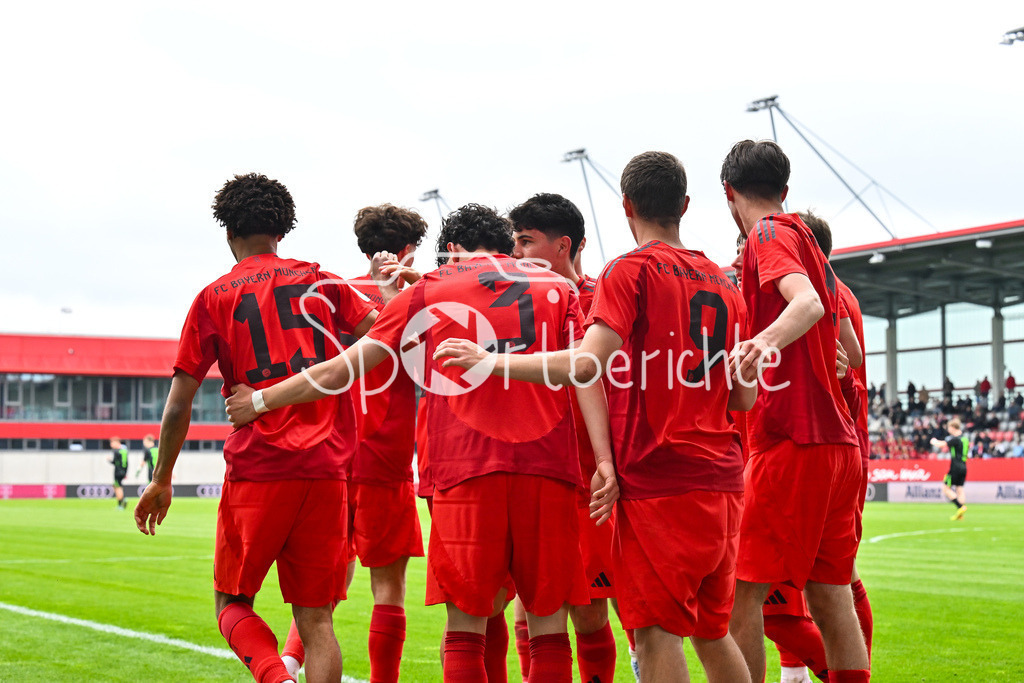 FC Bayern München U19 - VfL Wolfsburg U19 | Jubel der Bayern nach dem Treffer zum 1-0 durch Sadiki CHEMWOR (FC Bayern U19 #15) / Tor / Torschuetze / Freude / Happy / U19 DFB Nachwuchsliga Endrunde: FC Bayern Muenchen - VfL Wolfsburg, FC Bayern Campus am 26.04.2025