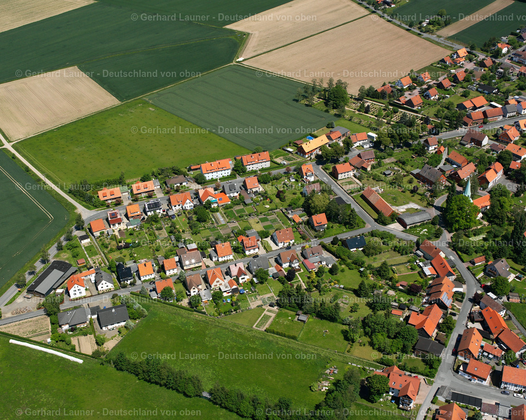 2638240 | DöRNTEN 09.06.2006 Landwirtschaftliche Nutzflächen und Feldgrenzen  umsäumen das Siedlungsgebiet des Dorfes in Dörnten im Bundesland Niedersachsen, Deutschland // Agricultural land and field boundaries surround the settlement area of the village  in Dörnten in the state Lower Saxony, Germany Foto: Gerhard Launer