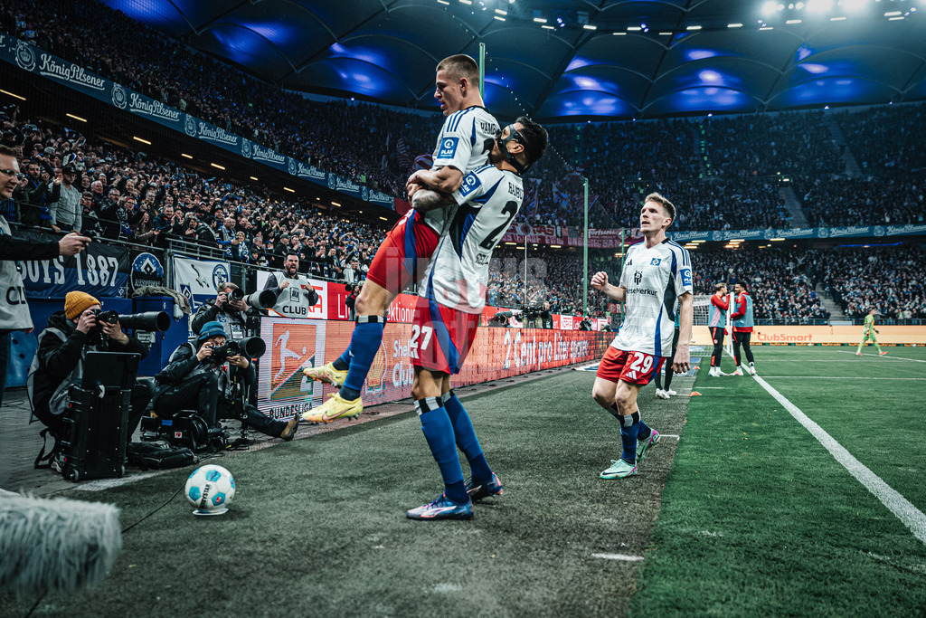 Fußball | Männer | Saison 2024/2025 | 2. Fußball-Bundesliga | 25. Spieltag | Hamburger SV vs. Fortuna Düsseldorf | 08.03.2025 | Torschütze Miro Muheim (#28, HSV) links wird von Davie Selke (#27, HSV) rechts hochgehoben beim Jubel