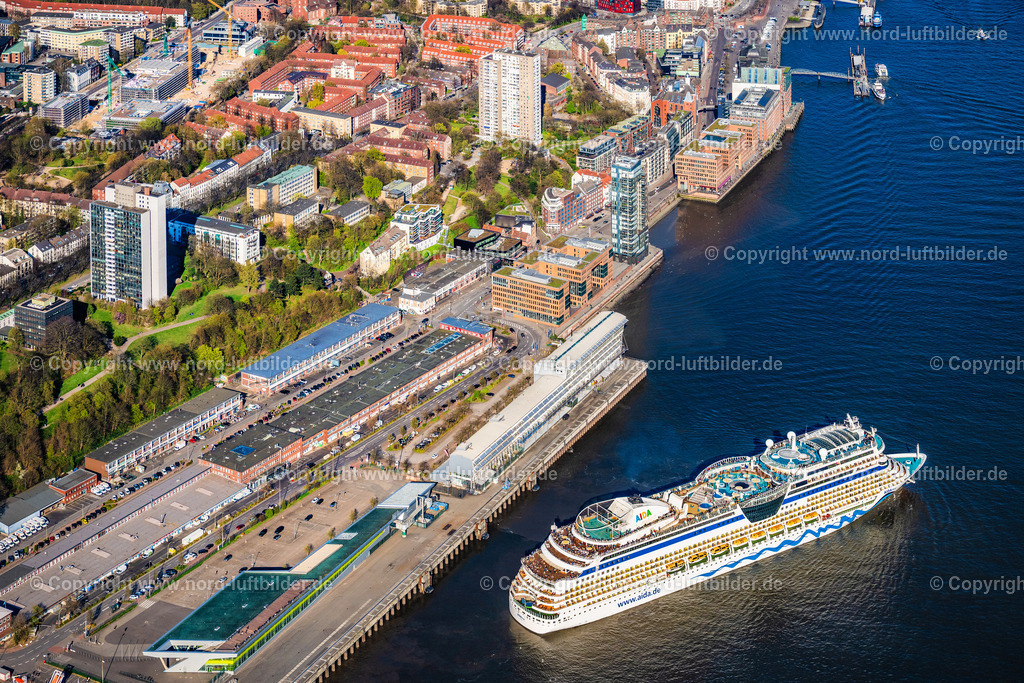 Hamburg_Altona_Cruise_Center_AIDA Mar_dreht_auf_der_Elbe_ELS_4760060425 | HAMBURG 06.04.2025 Kreuzfahrt- Passagier- und Fahrgast- Schiff " AIDAmar " am Kai des Cruise Center in Hamburg, Deutschland. Weiterführende Informationen bei: AIDA Cruises - German Branch of Costa Crociere S.p.A.,  CGH Cruise Gate Hamburg GmbH. // The cruise passenger and passenger ship "AIDAmar" on the quay of the Cruise Center in Hamburg, Germany. Further information at: AIDA Cruises - German Branch of Costa Crociere S.p.A.,  CGH Cruise Gate Hamburg GmbH. Foto: Martin Elsen