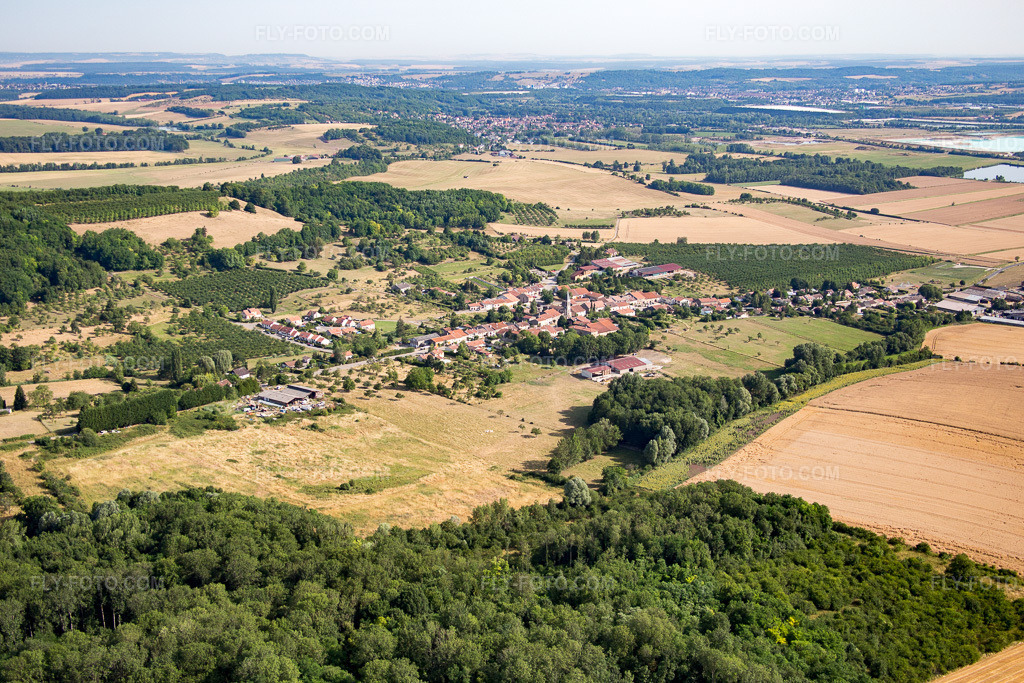 Aerial view: View of the town in Vigneulles in the state Meurthe et Moselle, France.Photo: IMG_083128.jpg taken on 07/11/2015 by Werner Riehm/FLY-FOTO.comResolution of the original: 5244 x 3496 px