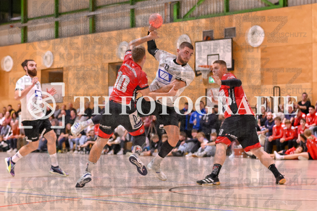 GER, SG Maulburg/Steinen - HSG Dreiland, Handball, Landesliga Suedbaden, 4. Spieltag, Saison 2024/2025, 12.10.2024 | Clirim Maraj (HSG Dreiland, #13) am Ball und im Duell mit Tim Lindner (SG Maulburg/Steinen, #09) und Mika Buelow (SG Maulburg/Steinen, #10)GER, SG Maulburg/Steinen - HSG Dreiland, Handball, Landesliga Suedbaden, 4. Spieltag, Saison 2024/2025, 12.10.2024Foto: TH Fotografie/Thomas Hess