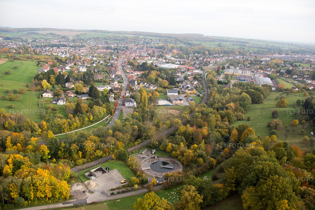 Vue aérienne: Vue de la ville à Niederbronn-les-Bains dans le département Bas Rhin, France. Photo: IMG_084747.jpg prise le 24/10/2015 par Werner Riehm/FLY-FOTO.eu – Résolution de l'original: 5472 x 3648 px