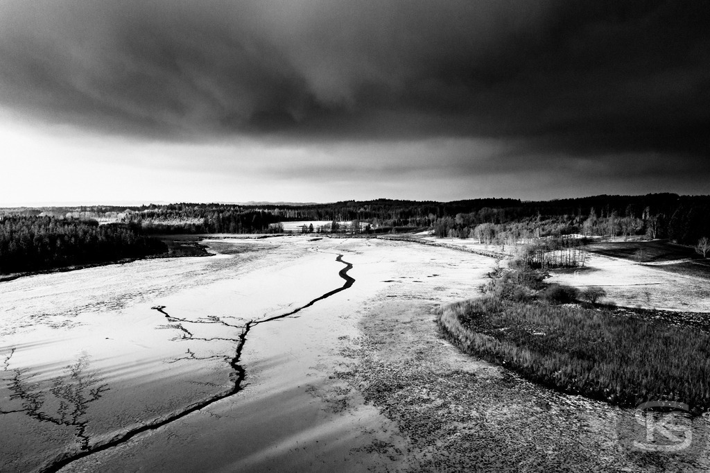 Ground Levels – Abstrakte Landschaften entwässerter Seen aus der Vogelperspektive | Ground Levels zeigt Drohnenaufnahmen entwässerter Seegründe, die zwischen Realität und Abstraktion oszillieren. Rinnsale, Pfützen und Muster verwandeln sich aus der Luft zu abstrakten Kompositionen – Fotokunst von Stefan Kuhn. - Realisiert mit Pictrs.com
