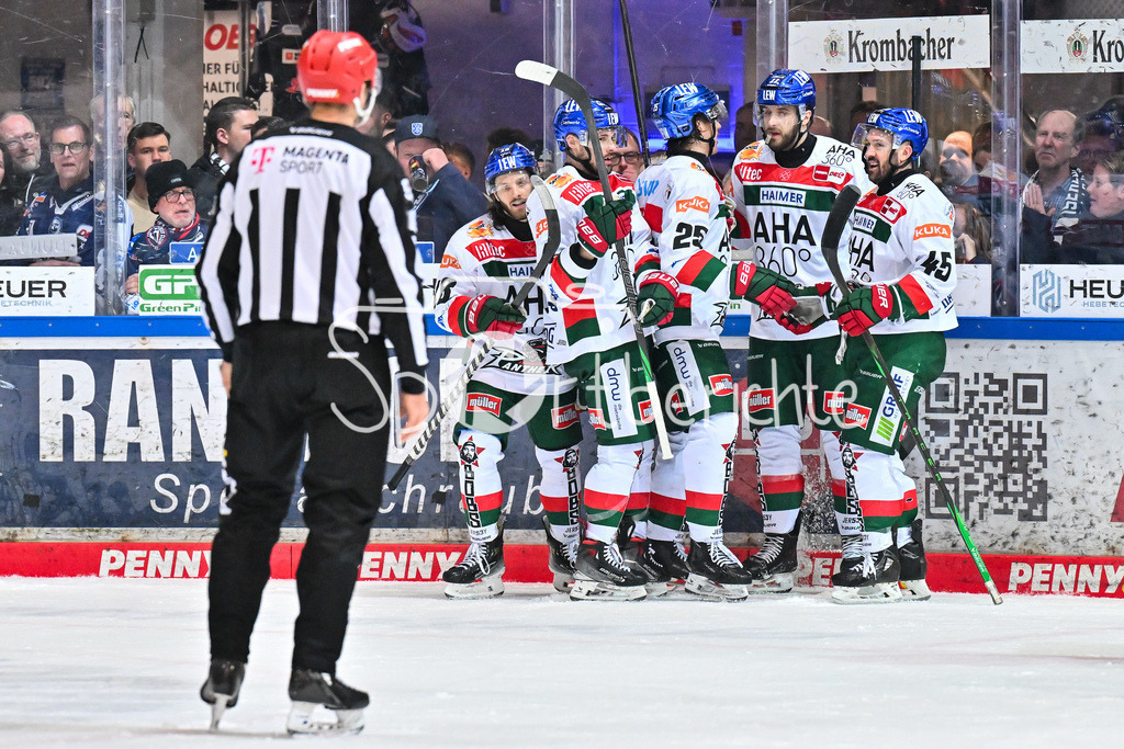 Iserlohn Roosters - Augsburger Panther | Jubel der Panther nach dem Treffer zum 1-3 durch Christian HANKE (Augsburger Panther #25) / Tor / Torschuetze / Freude / Happy / DEL: Iserlohn Roosters - Augsburger Panther, Eissporthalle Iserlohn am 07.03.2025