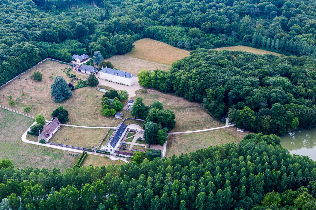 Aerial view: Castle complex of the castle in Autreche in Montreuil-en-Touraine in the state Indre et Loire, France. – Photo: IMG_082287.jpg taken on 06/20/2015 by Werner Riehm/FLY-FOTO.com – Resolution of the original: 5371 x 3581 px