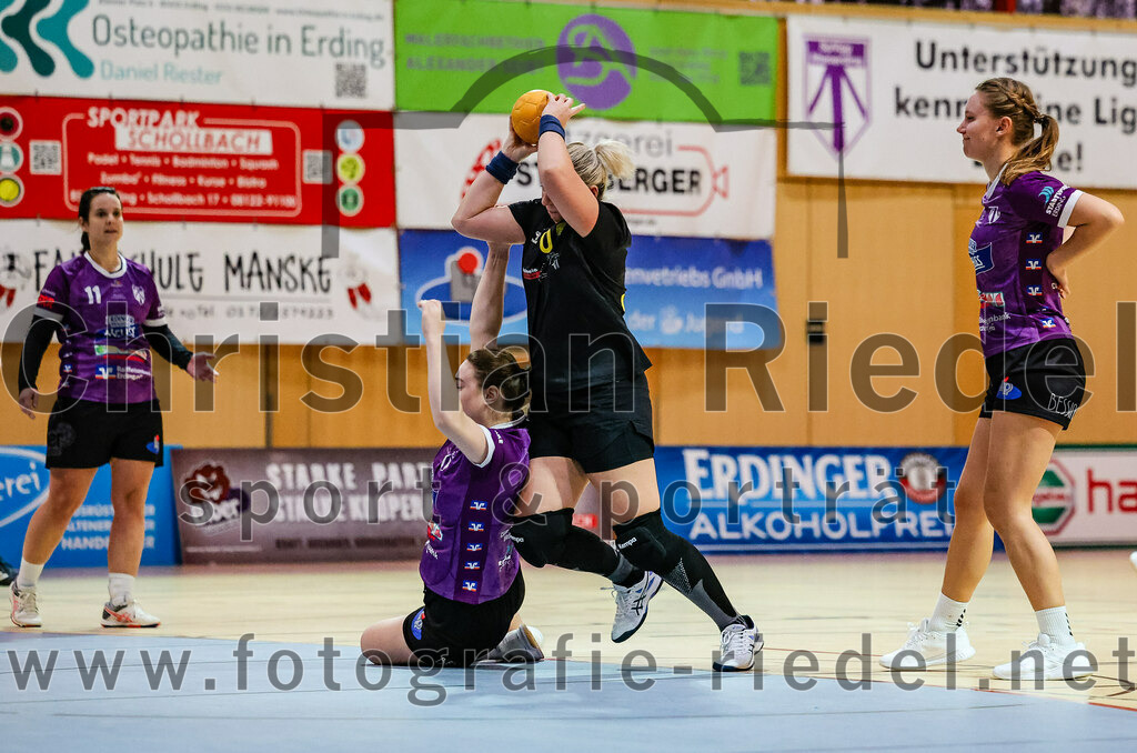 2023-12-17_004_SpVgg_Altenerding_II_gegen_HF_Scheyern | Erding, Deutschland, 17.12.2023:
Handball, Bezirksliga Frauen Altbayern 2023 / 2024, 9. Spieltag, SpVgg Altenerding II gegen HF Scheyern, Endergebnis: 22:26

Amalia Moldovan (HF Scheyern, #30), Sophie Lößl (SpVgg Altenerding, #23)

Foto: Christian Riedel / fotografie-riedel.net