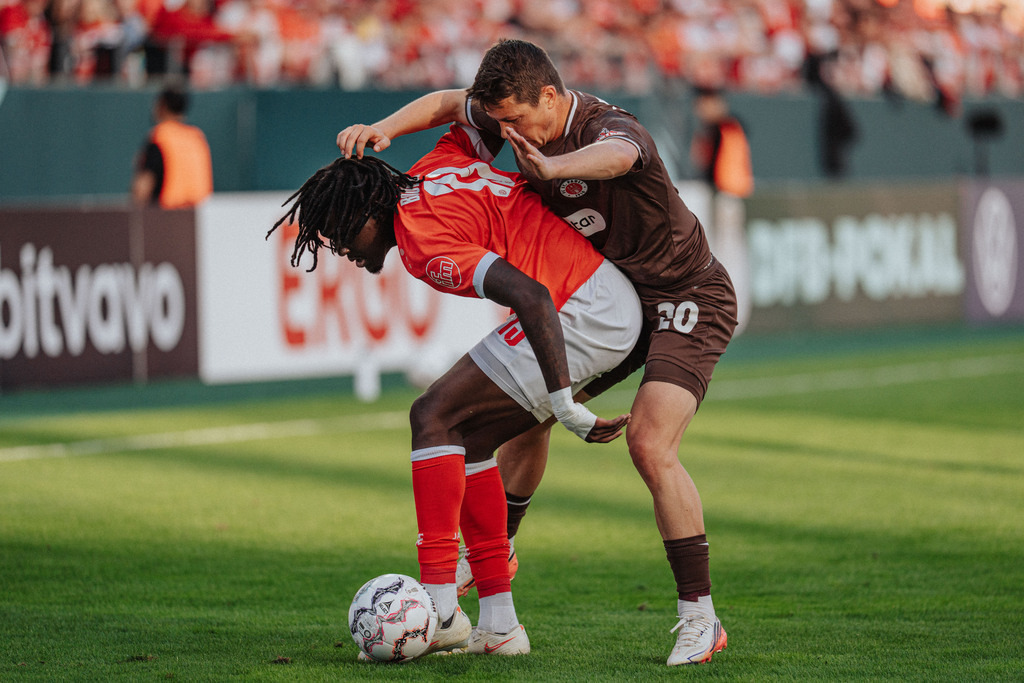 FCSP_YD-06238 | Der offizielle Shop für FC St. Pauli Fotos. Wähle aus Spielszenen & Fanmomenten dein FCSP Wunschformat. Wir liefern Millerntor-Atmosphäre.