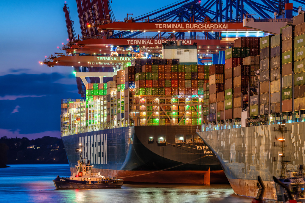 10230602 - Blaue Stunde im Waltershofer Hafen | Blick auf Containerschiffe im Waltershofer Hafen mit der "Ever Given" und dem Schlepper "ZP Bear".

Bestellen Sie dieses Motiv vom Hamburger Hafen als Wandbild oder Poster in vielen Ausführungen und Formaten. Zur Auswahl gelangen Sie über "Bestellen".