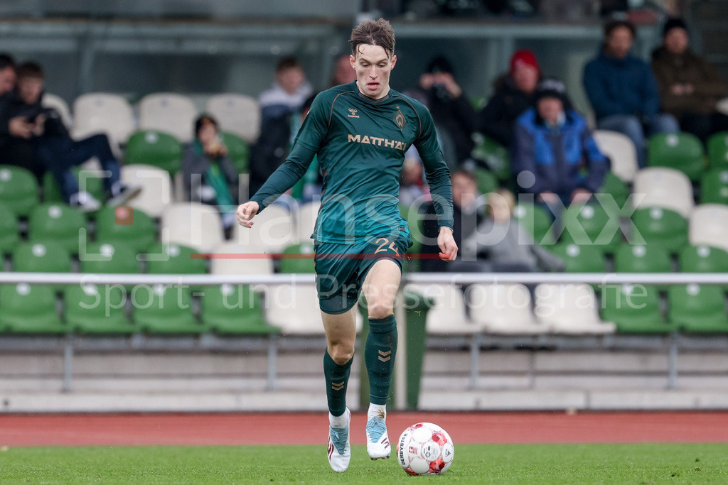 Fussball, Regionalliga Nord, SV Werder Bremen II - FSV Schöningen | Dominik Kasper (SV Werder Bremen II, 24) am Ball, Freisteller, Einzelbild, Ganzkörper, Aktion, Action, Spielszene