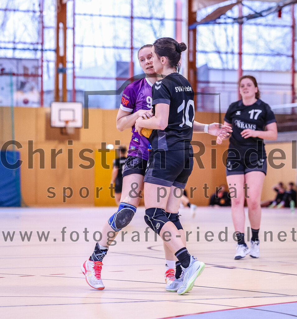 2024-12-14_027_SpVgg_Altenerding_gegen_SVA_Palzing | Erding, Deutschland, 14.12.2024:Handball, Bezirksoberliga Frauen Altbayern 2024 / 2024, 9. Spieltag, SpVgg Altenerding gegen SVA Palzing, Endergebnis: 20:30Julia Kranich (SpVgg Altenerding, #9), Veronika Wöhrl (SVA Palzing, #10)Foto: Christian Riedel / fotografie-riedel.net