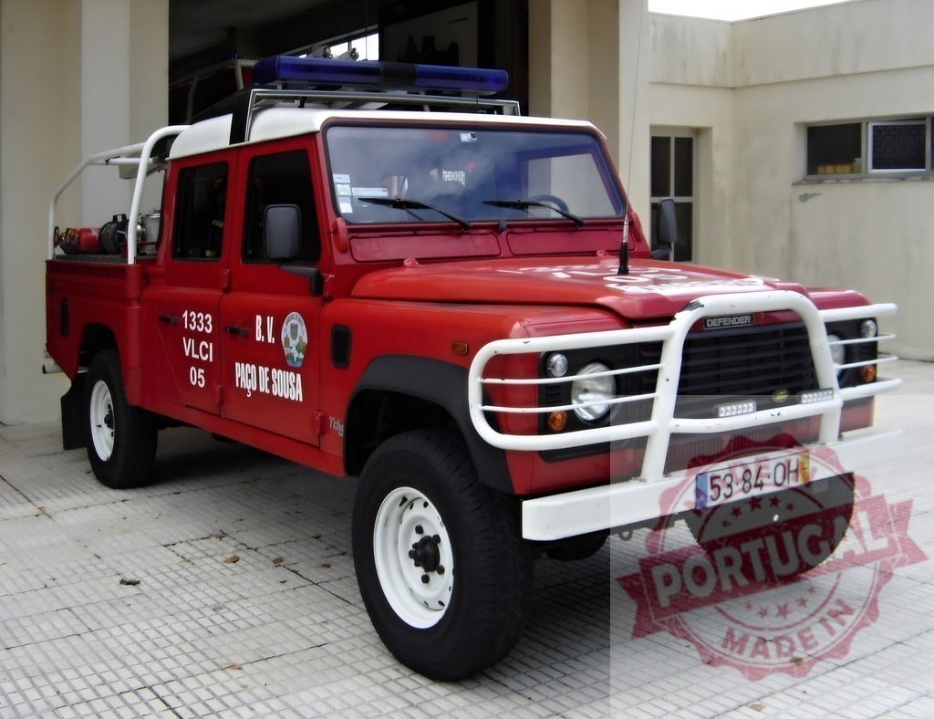 Land Rover Defender fire truck for Paço de Sousa | Red Land Rover Defender equipped as emergency vehicle for volunteer firefighters - Realized with Pictrs.com