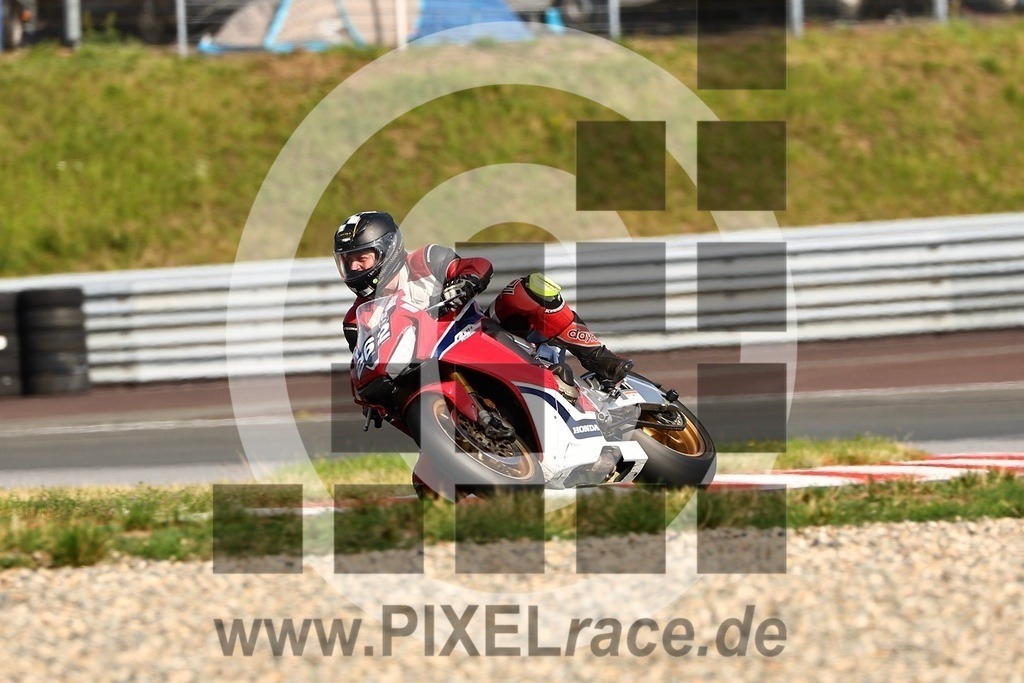 0262-20250719_13646 | Schöne Erinnerungen an spannende Momente - das festzuhalten ist unser Job. PIXELrace.de ist seit 2003 auf den Rennstrecken Europas unterwegs um die Action draußen beim Fahren und die wunderbare Stimmung imm Fahrerlager für euch einzufangen.